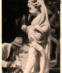 Erich Mettig bei der Herstellung einer Skulptur für den Dresdner Zwinger